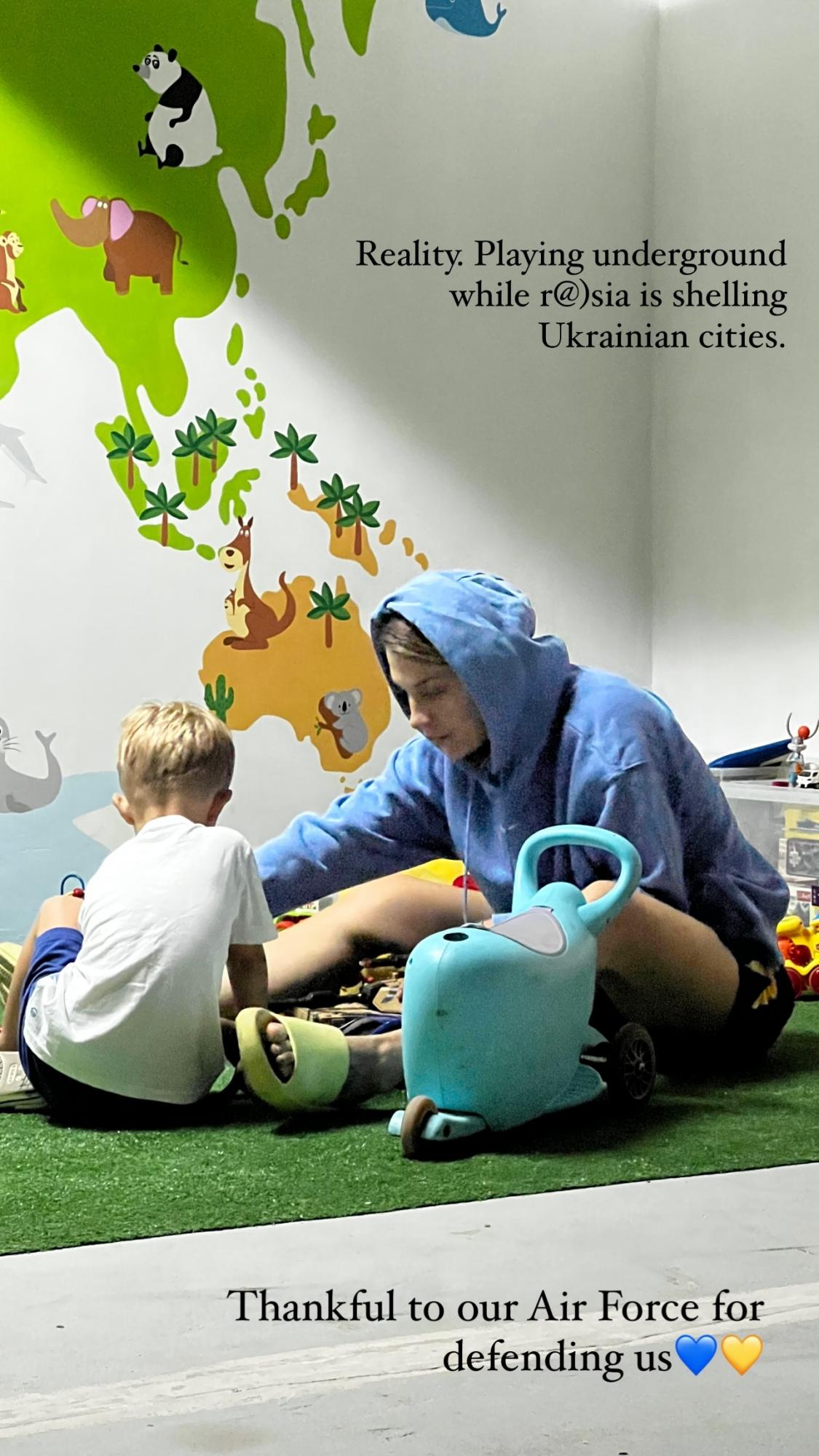 Ольга Харлан играет с детьми в бомбоубежище во время ракетных ударов (фото)